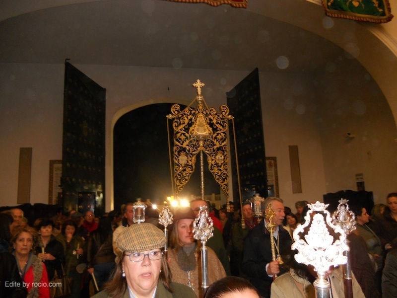 Rezo del Rosario alrededor de la ermita el sábado 21 organizado por la Hermandad Matríz. Entrando en la ermita